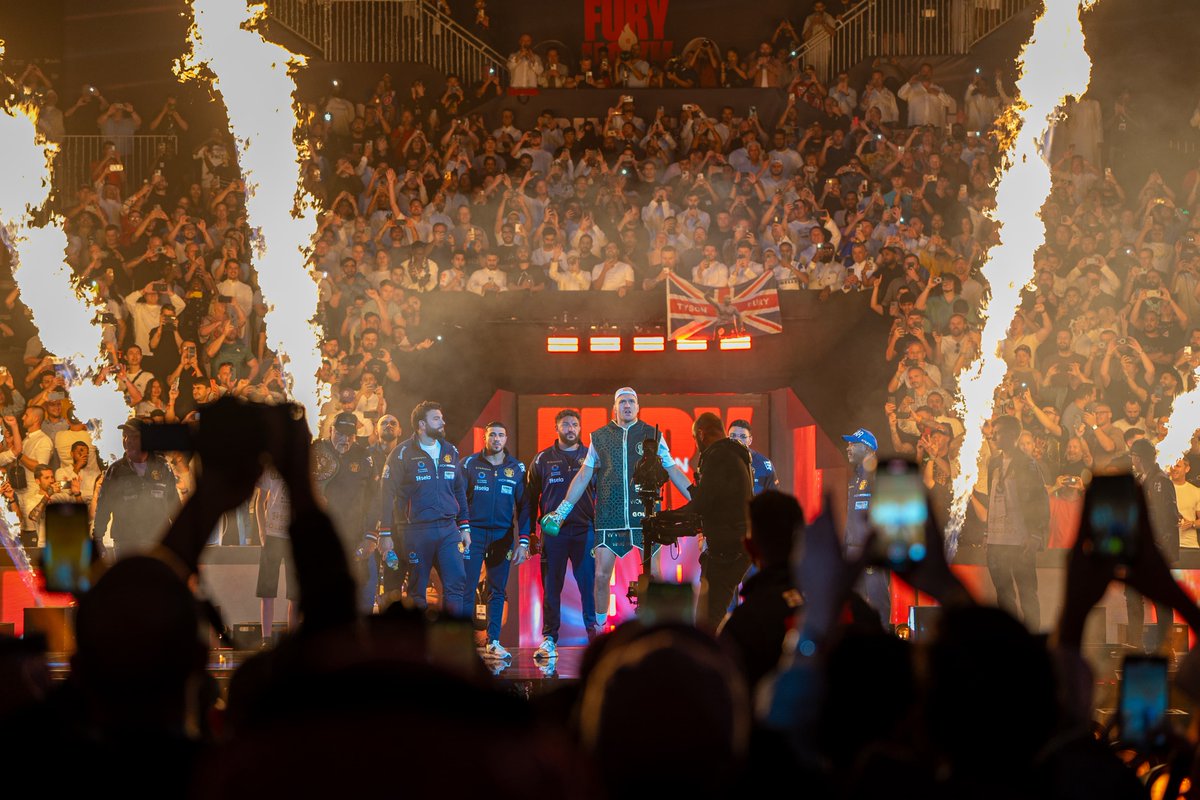 دخول عمالقة الوزن الثقيل تايسون فيوري وأوليكسندر أوزيك لبداية نزال القرن Ring Of Fire 🥊🔥 The heavyweight titans Tyson Fury and Oleksandr Usyk are making their way to the ring for their epic showdown at #RingOfFire 🥊🔥 #BigTime #RiyadhSeason