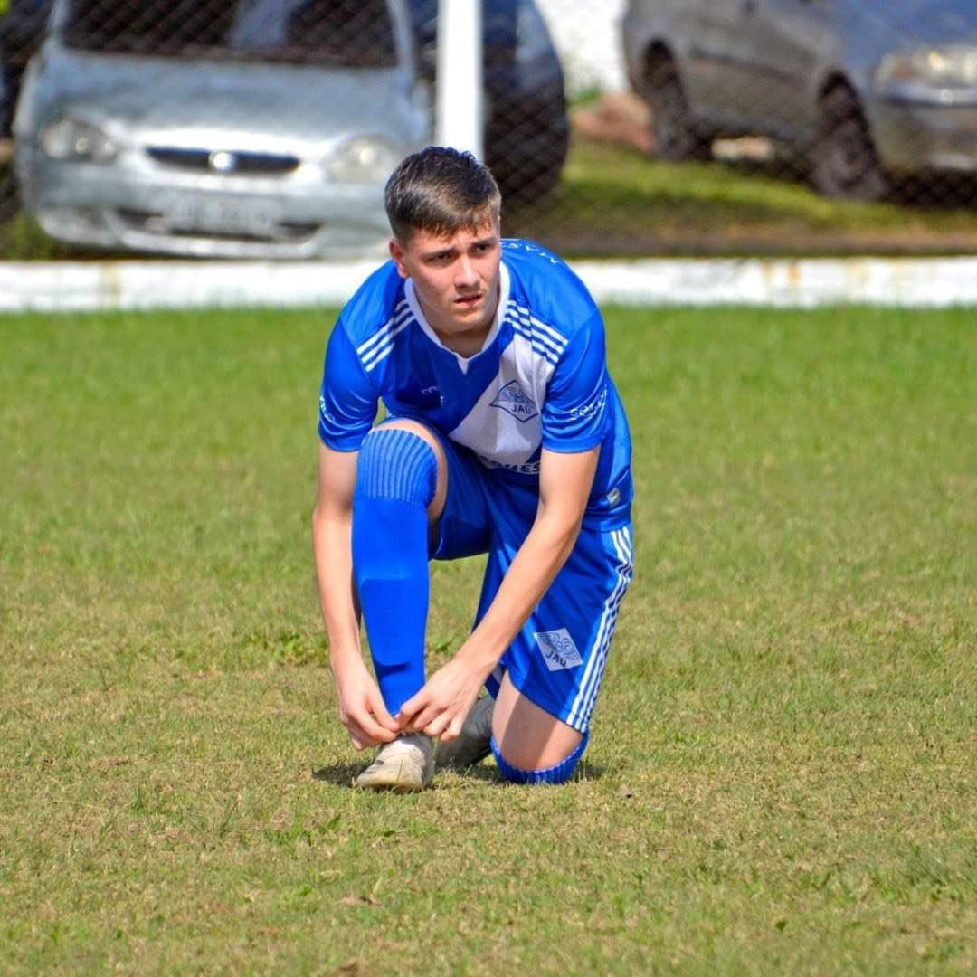 🚨BRASIL: O zagueiro Afonso Rossa, da equipe sub-20 do Águia de Marabá, sofreu um infarto e morreu momentos antes do jogo contra o Carajás, pela Copa Pará. Gaúcho de Porto Alegre, Afonso tinha 19 anos e passou por São José, Jaú e Aimoré.