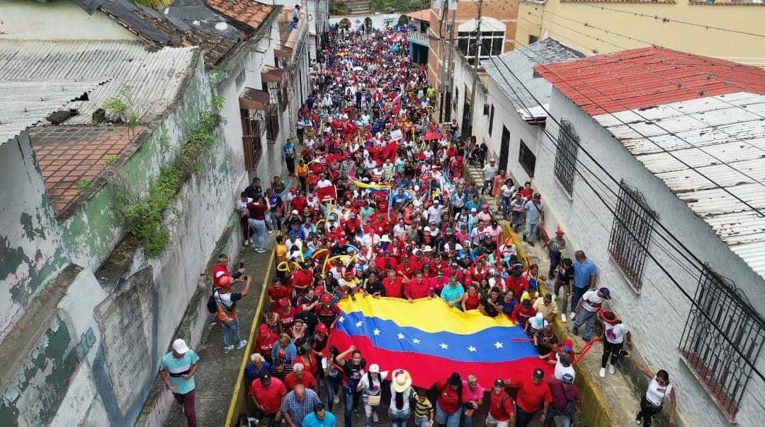NicolasMaduro's tweet photo. Gracias al pueblo del municipio Pampán en Trujillo, por la demostración de su inmenso amor. ¡El pueblo unido jamás será vencido! Ni imperios, apellidos u oligarcas podrán detener esta avalancha de amor, Paz y alegría del pueblo venezolano. Vamos pa’ rriba. Mi cariño y abrazo fraterno.