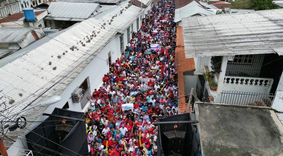 Gracias al pueblo del municipio Pampán en Trujillo, por la demostración de su inmenso amor. ¡El pueblo unido jamás será vencido! Ni imperios, apellidos u oligarcas podrán detener esta avalancha de amor, Paz y alegría del pueblo venezolano. Vamos pa’ rriba. Mi cariño y abrazo