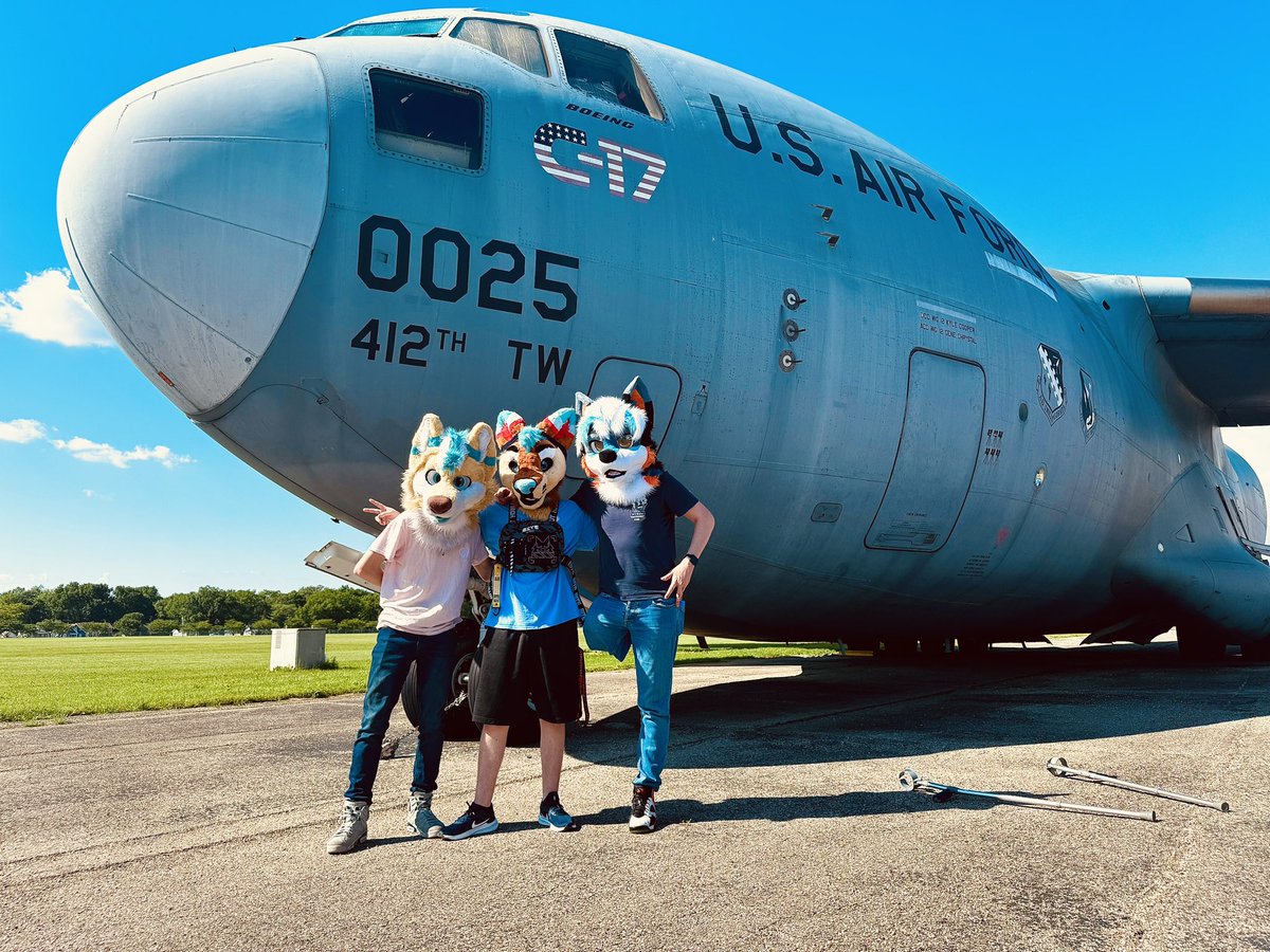 1LeggedBanditVR's tweet photo. Seen big planes today for my birthday hehe 

Thank you to the folks that came!
#furry #fursuit https://t.co/juAHCIoIRm