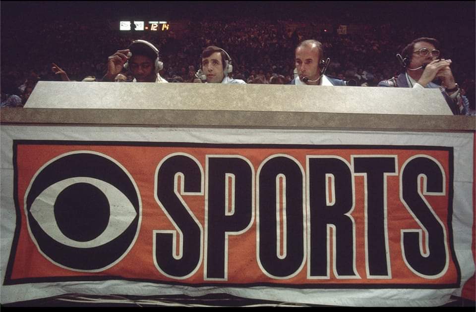 May 18, 1975 - CBS Sports announcers Brent Musburger and Oscar Robertson during Game 1 of the #GoldenState Warriors vs #Washington Bullets NBA Finals series.
#NBA #OTD #1970s
