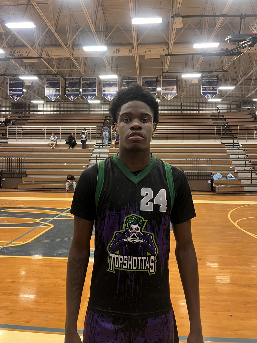 Xavier January (left) and Noah Treadwell are some great talents for the Topshottas 17U program Both of these guys can honestly get anything whenever they want it. Xavier punched it 4 times on the rim and showcased a shot creating ability. Also had 3 blocks in a row to go along