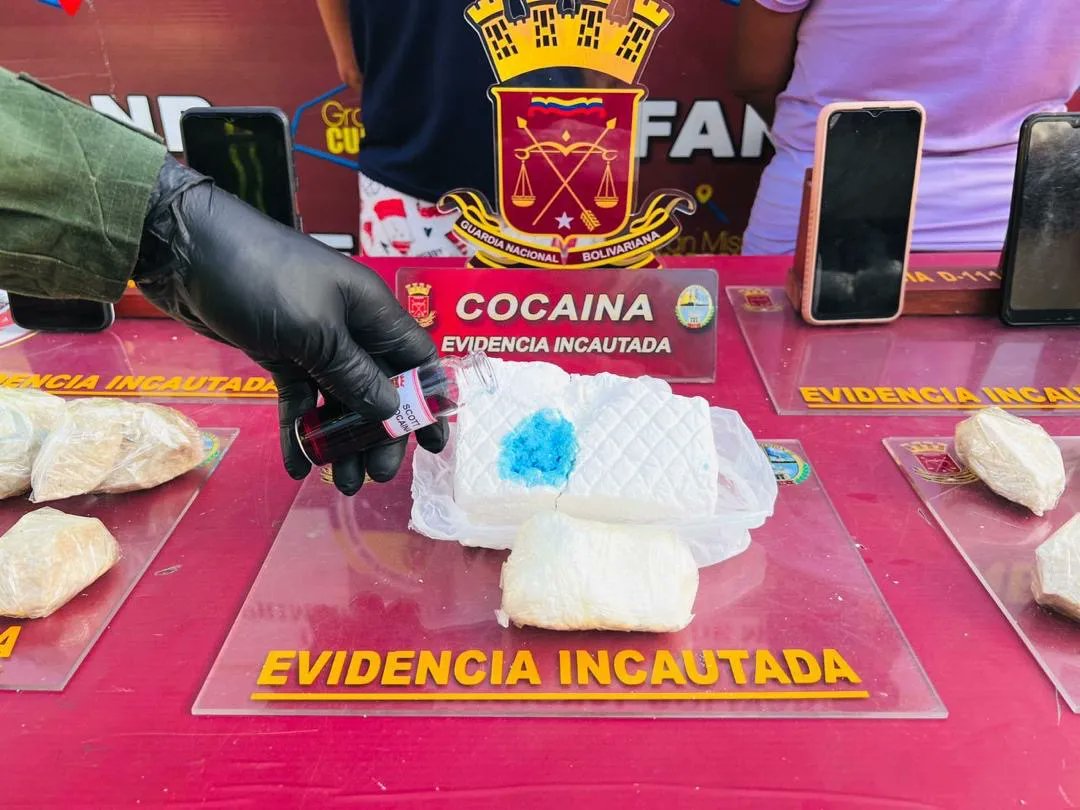 La FANB en el sector 3 Locos de la parroquia Antonio Borjas Romero en el estado Zulia, capturó a dos ciudadanas, con un envoltorio tipo panela y otros 17 paquetes de forma irregular de droga tipo cocaína, con un peso total de 1,458 kgs. A/O del Ministerio Público.