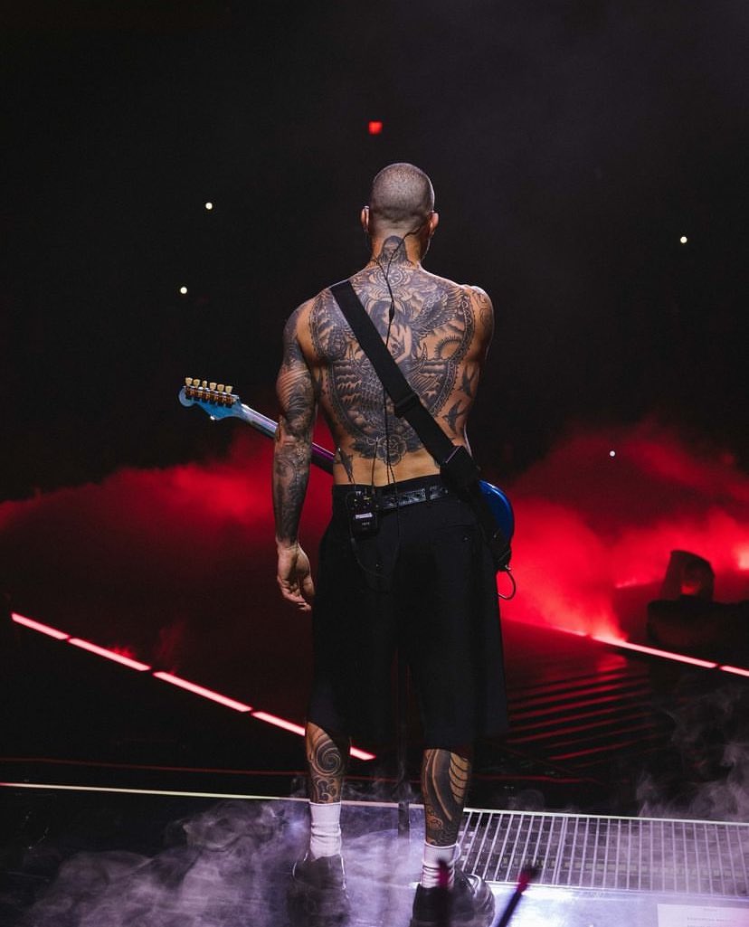 MAR00NFIVE's tweet image. Back to Vegas. Back to my Scottish roots. Back to wearing kilt shorts on a Friday night. #M5LV