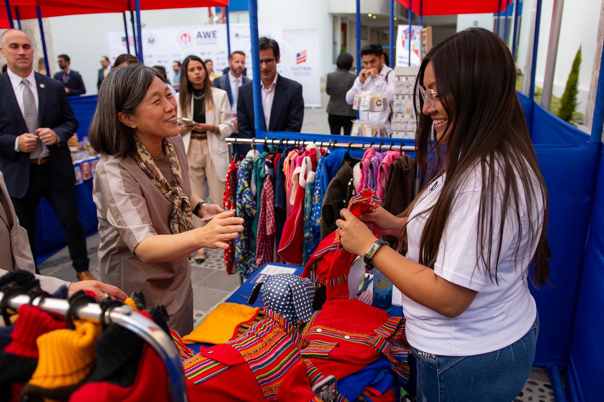 La embajadora Katherine Tai @AmbassadorTai representante Comercial del gobierno de los EE.UU. @USTradeRep 🇺🇸 inauguró en Arequipa la Feria de Mujeres Emprendedoras #AWE #AmericanSpaces parte del circuito #APEC Ciudadano de @apecperu, que busca poner en agenda actividades y temas