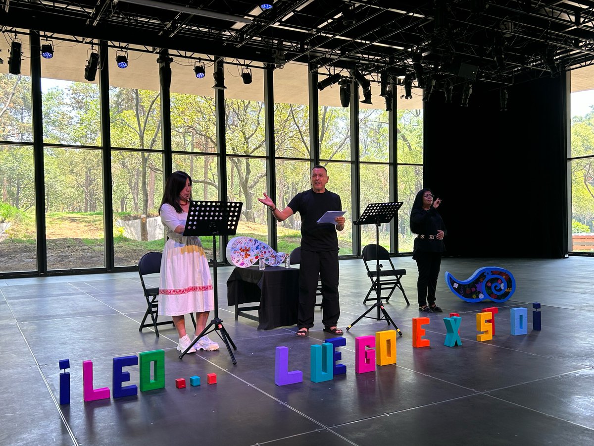 El programa #LeoLuegoExisto presentó un recital poético en otomí y castellano a cargo de Margarita León y Víctor Carpinteiro, en el @jardinescenico Esta actividad forma parte de un ciclo de lecturas en lenguas originarias titulado 'Voces de la tierra. Mi lengua materna'. 📜🌸