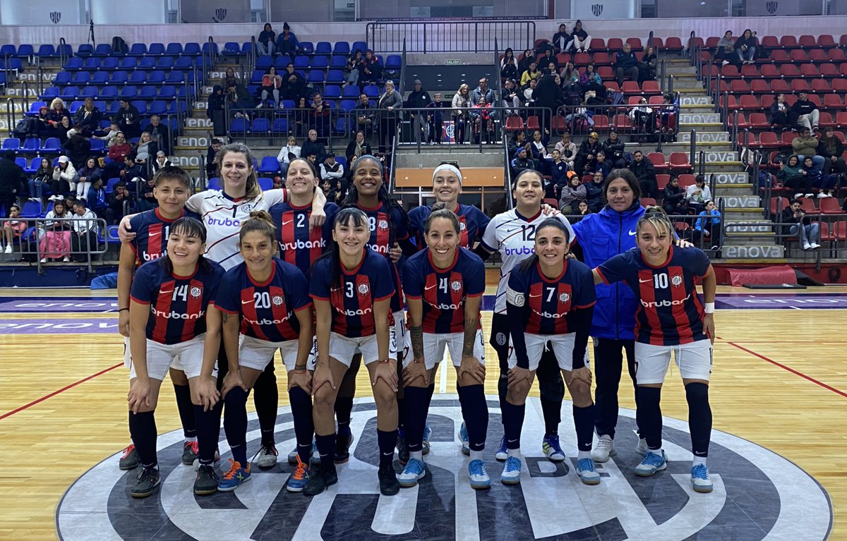 #Futsal  ⏱️ ¡Empezó el partido! 

Así sale #SanLorenzo ante Sportivo Barracas, por la fecha 🔟 del Torneo de AFA   

12- Brito   
2- Arario  
7- Coronel 
9- Camargo  
10- Vázquez 

#VamosLasSantitas 🔵💪🔴