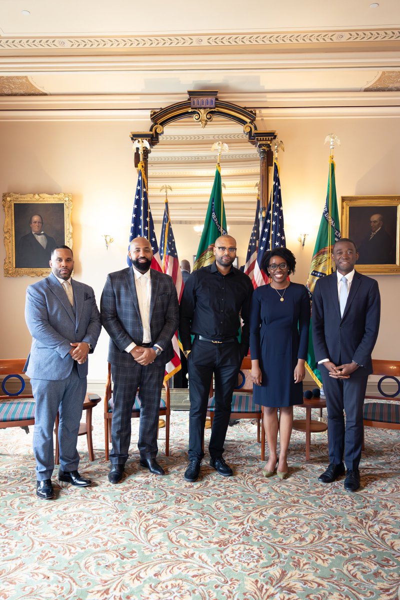 A ~legendary~ day! The guys at @EarnYourLeisure are putting in the work to uplift Black families and spread the word about the power of financial literacy. I was thrilled to welcome them to our nation’s Capitol this week 🇺🇸🇺🇸🇺🇸