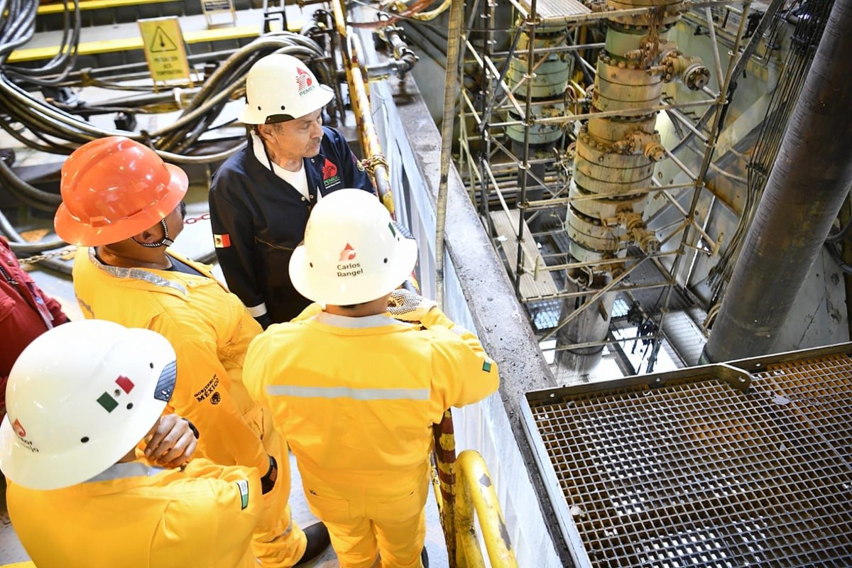 El Director General de #PEMEX, Ing. @OctavioRomero_O, visitó en el Litoral de #Tabasco, la plataforma autoelevable Titania FE, para revisar avances en la perforación del pozo #Xanab 203, así como el avance en el plan de desarrollo del campo Xanab SE. #PorElRescateDeLaSoberanía