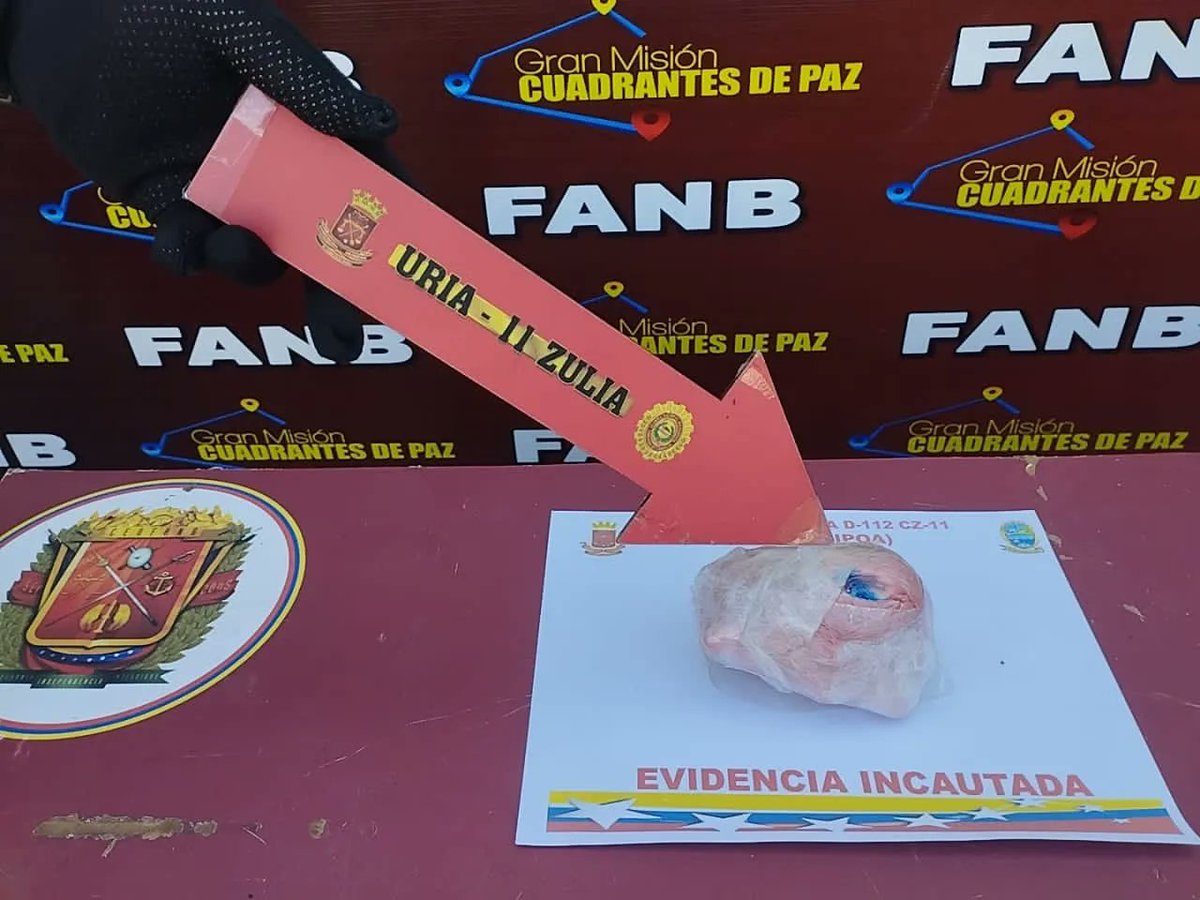 La FANB en el PAC Las Guardias, en el estado Zulia, capturó a una ciudadana a quien se le incautó 04 envoltorios de marihuana, con peso de 1,130 Kg y 01 envoltorio de cocaína, con un peso de 0,145 Kg. A/O del Ministerio Público.