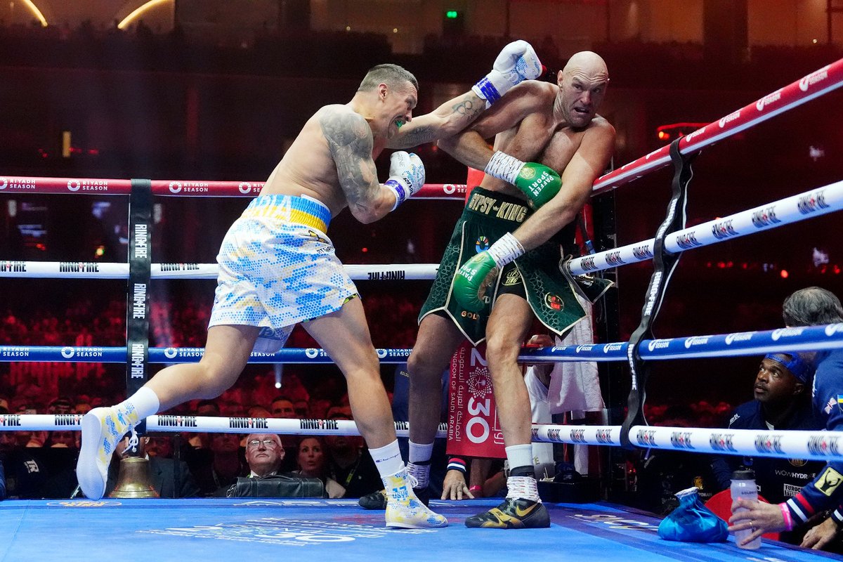 BREAKING: Oleksandr Usyk beats Tyson Fury to become unified world heavyweight champion mirror.co.uk/sport/boxing/b…