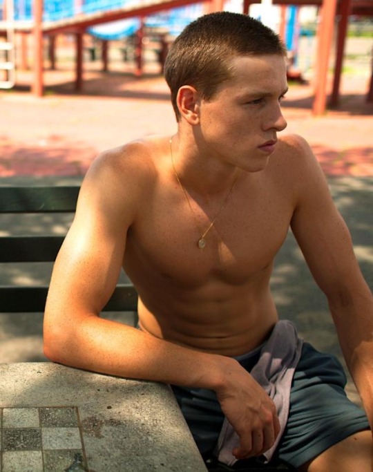 Harris Dickinson em Beach Rats.