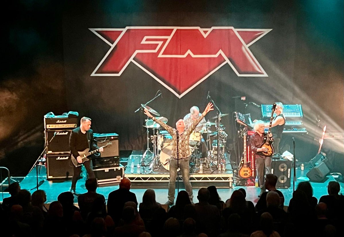 Another rammed out gig tonight for our first ever visit to #Newbury. Top crowd @ArlingtonArts, great venue. Thanks to young guns @collateralrocks & our wonderful crew. Next stop it's Sunday night @exeter_phoenix Cheers! #FMlive #oldhabitsdiehard #40thAnniversaryTour #ontour