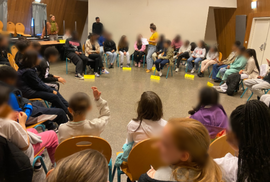 Table ronde sur les réseaux sociaux organisée par les 5è6 avec la journaliste Delphine Bauer avec les CM2 de l'école Lavoisier de Gagny. Merci beaucoup à Delphine et Mariette de l'association F93.