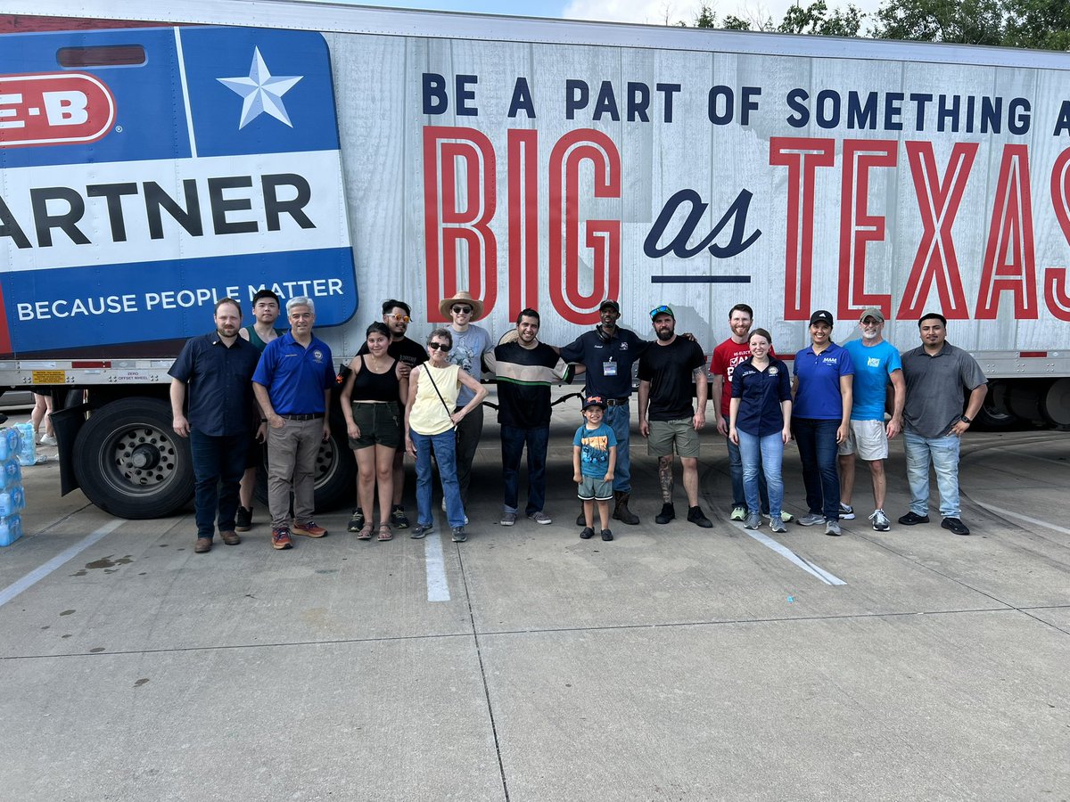 Thank you to all our amazing volunteers who helped distribute water & ice to hundreds of people! Thank you @HEB!! Thanks CM Ramirez @jrcd98, @ElizethMiranda & volunteers from @SenTedCruz, @MollyforTexas, @cs_rescue, @MAMHouston, @Ron_Delaney_, Elijah Williams, & @footdocfein!