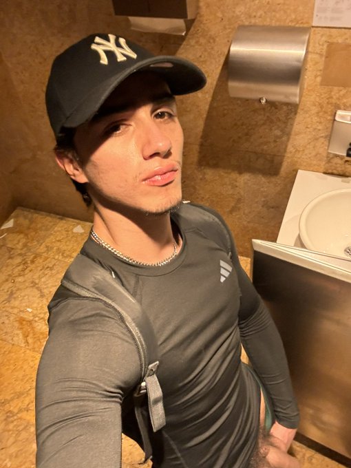 Acepto mamadas en los ba&ntilde;os 😈 https://t.co/5FhwbALo2N