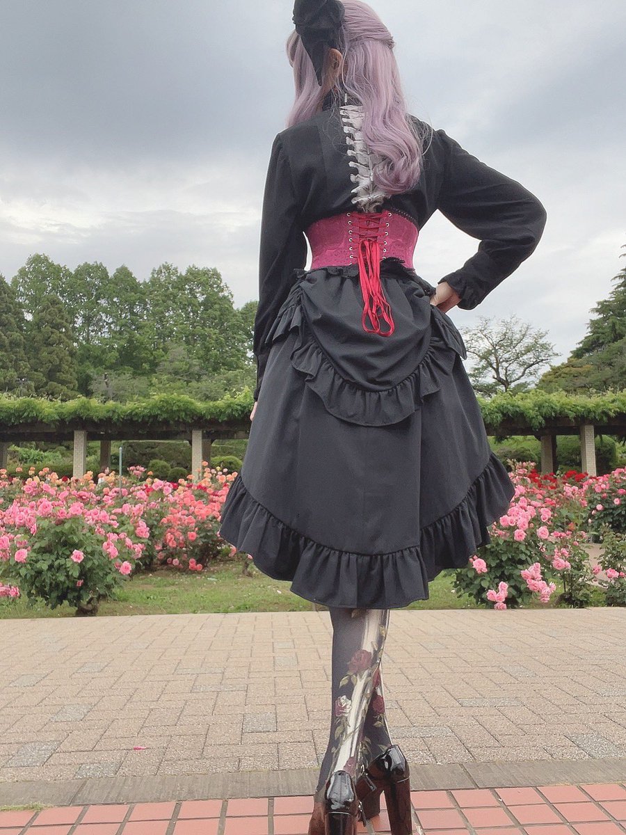 Gothicコーデで薔薇園へ🥀 headdress☞@hoshibakoWorks blouse、tights☞@R_P_Alice corset☞@abilletage skirt☞@atelierboz