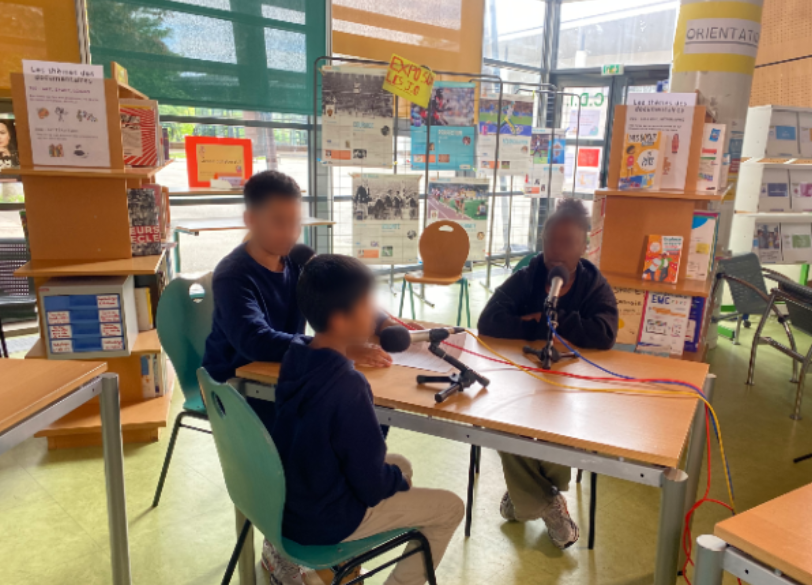 Les 5è4 et 5è3 Segpa en plein tournage de leur Twitch sur les J.O. 2024. Nous remercions chaleureusement Chandrou Koumar de l'association Si j'avais su, les enseignants M. Guillard et Mme Maïzat, Mme Bize la directrice de Segpa.