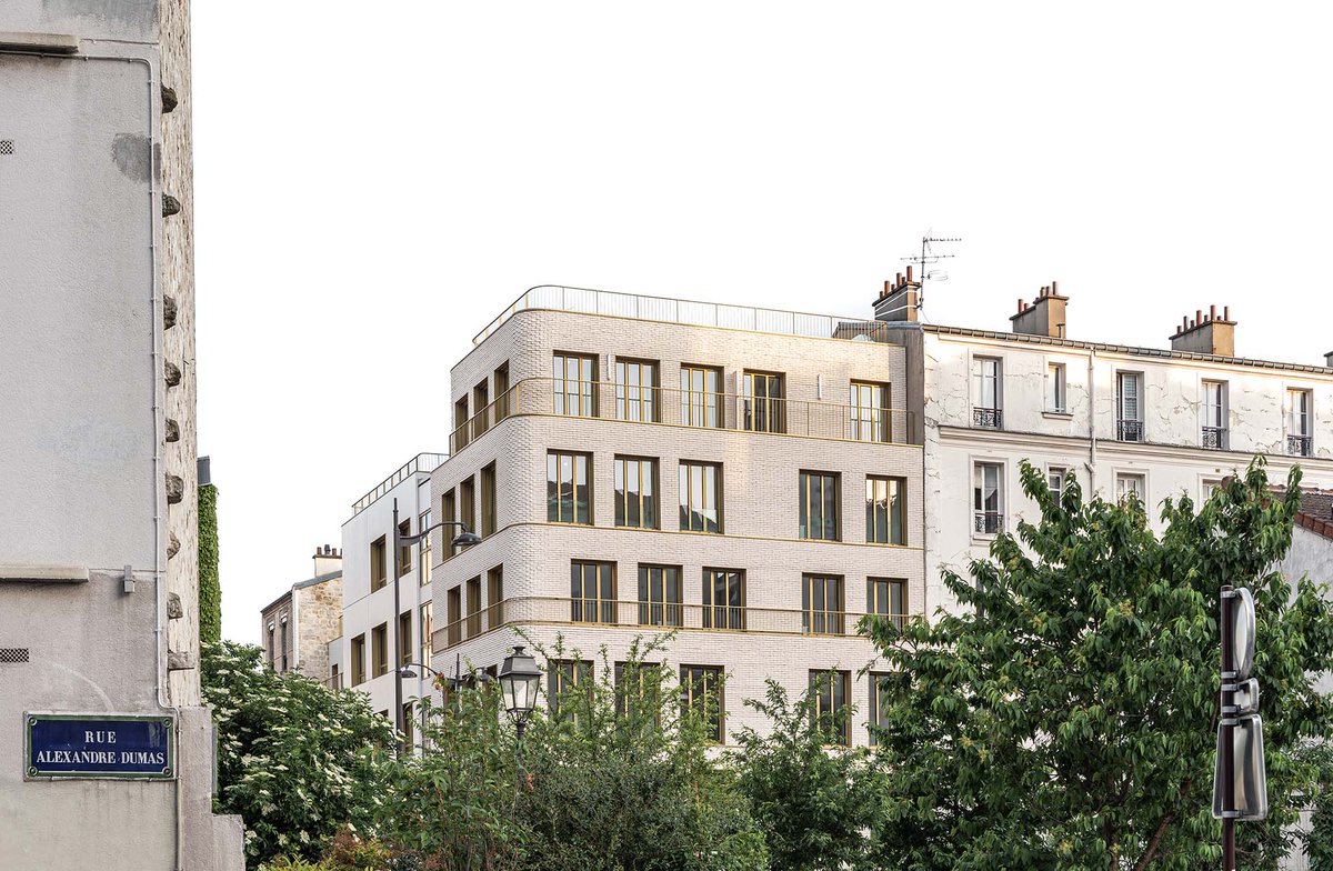 El proyecto de este terreno en esquina que supone una auténtica reflexión en el cruce de dos calles con identidades diversas. Es el equilibrio adecuado entre los diferentes caracteres que expresan las arterias de la ciudad de Paris. | ow.ly/aU4550RGp2E #ResumendelaSemana