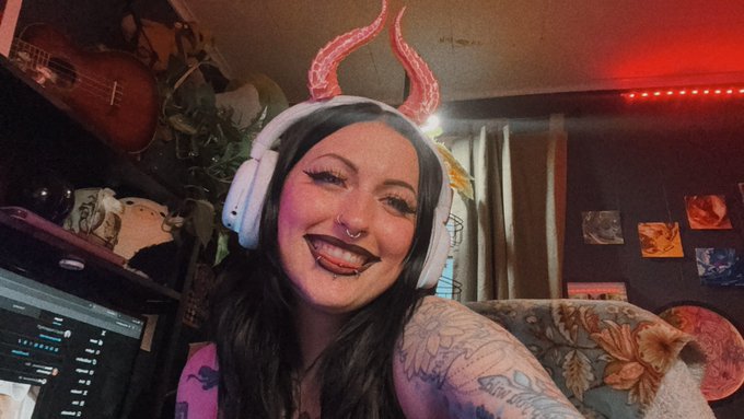 Hey I&rsquo;m live 🥰 https://t.co/gSUQOTYQKs