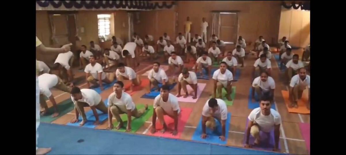 🧘‍♂️ Exciting news! A pioneering Yoga Teachers Training course for BSF personnel just concluded at 25 BN BSF Chhawla, New Delhi. #YogaTrainingInBSF #PresidentBWWA #SmitaAgrawal