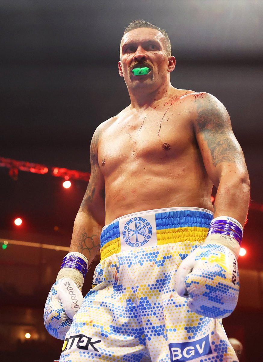 RobTebbutt's tweet image. 🇺🇦 Oleksandr Usyk has completed boxing:

🥇 European gold medallist
🥇 World gold medallist
🥇 Olympic gold medallist
🏆 Undisputed cruiserweight champion 
🏆 Undisputed heavyweight champion
👑 Pound-for-pound king

#FuryUsyk