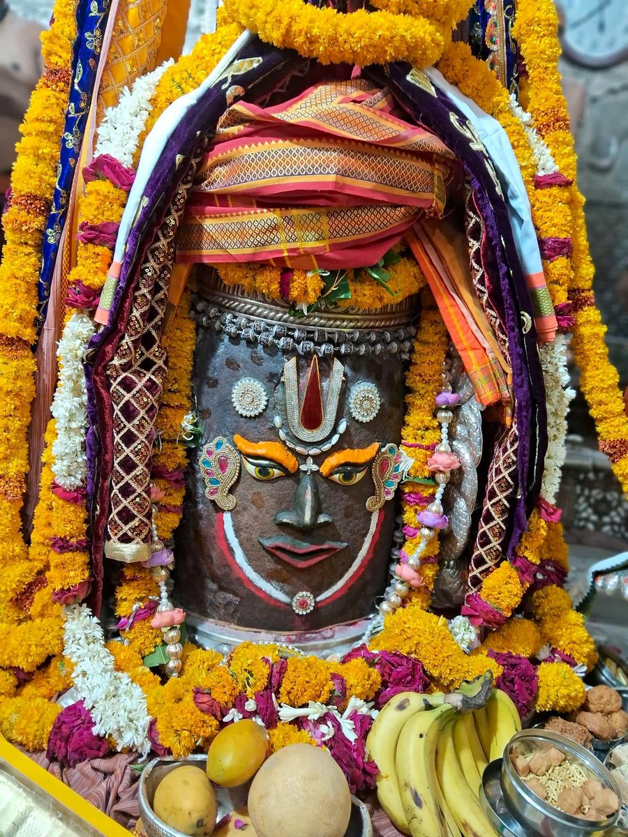 श्री महाकालेश्वर ज्योतिर्लिंग जी के आज के भस्म आरती श्रृंगार दिव्य दर्शन 19.04.2024