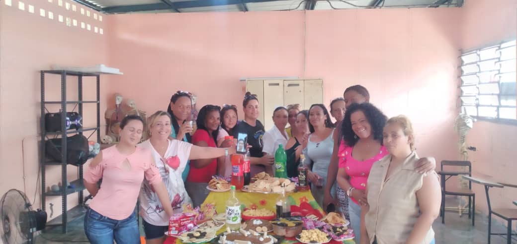 CosMiladys's tweet photo. Después de cumplir con nuestro deber. Celebramos el Día de las madres. CDI Alayón
Aragua.
#Cubacooperave_
#Misionmedicaenvenezuela
#joseangelportalmiranda https://t.co/VxLeioXOhC