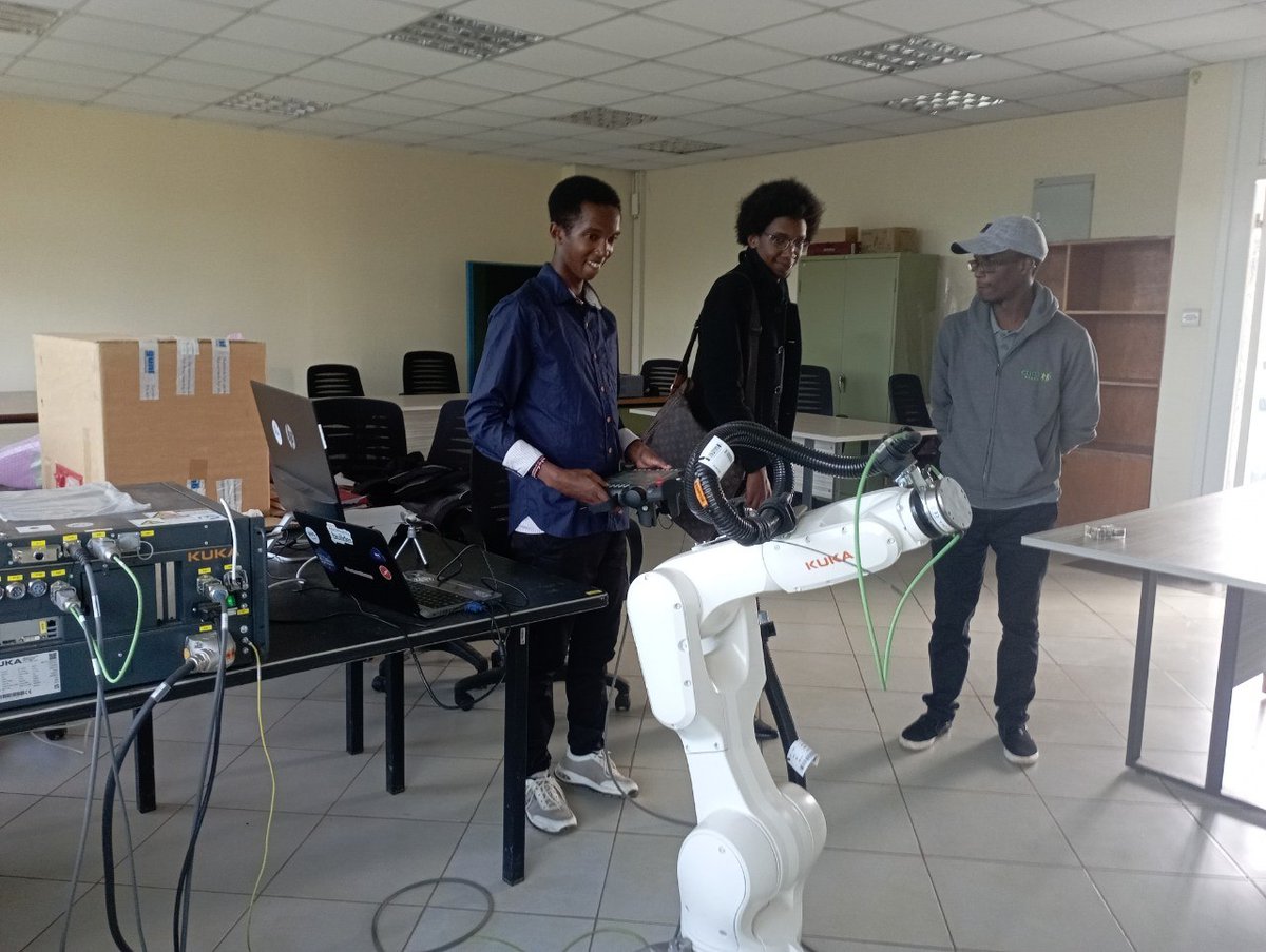 codewithlenny's tweet image. 🖐 Picking up objects and interacting with objects using our hands is a feat we take for granted because it&apos;s second nature. But for robot arms, motion planning is an entire field of research!!!

#robotics #KUKA #kukarobot #kukarobotics #kuka #machinevision #ROS