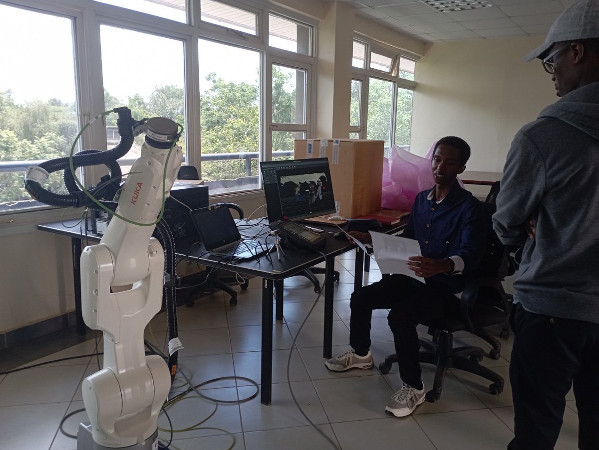 codewithlenny's tweet image. 🖐 Picking up objects and interacting with objects using our hands is a feat we take for granted because it&apos;s second nature. But for robot arms, motion planning is an entire field of research!!!

#robotics #KUKA #kukarobot #kukarobotics #kuka #machinevision #ROS