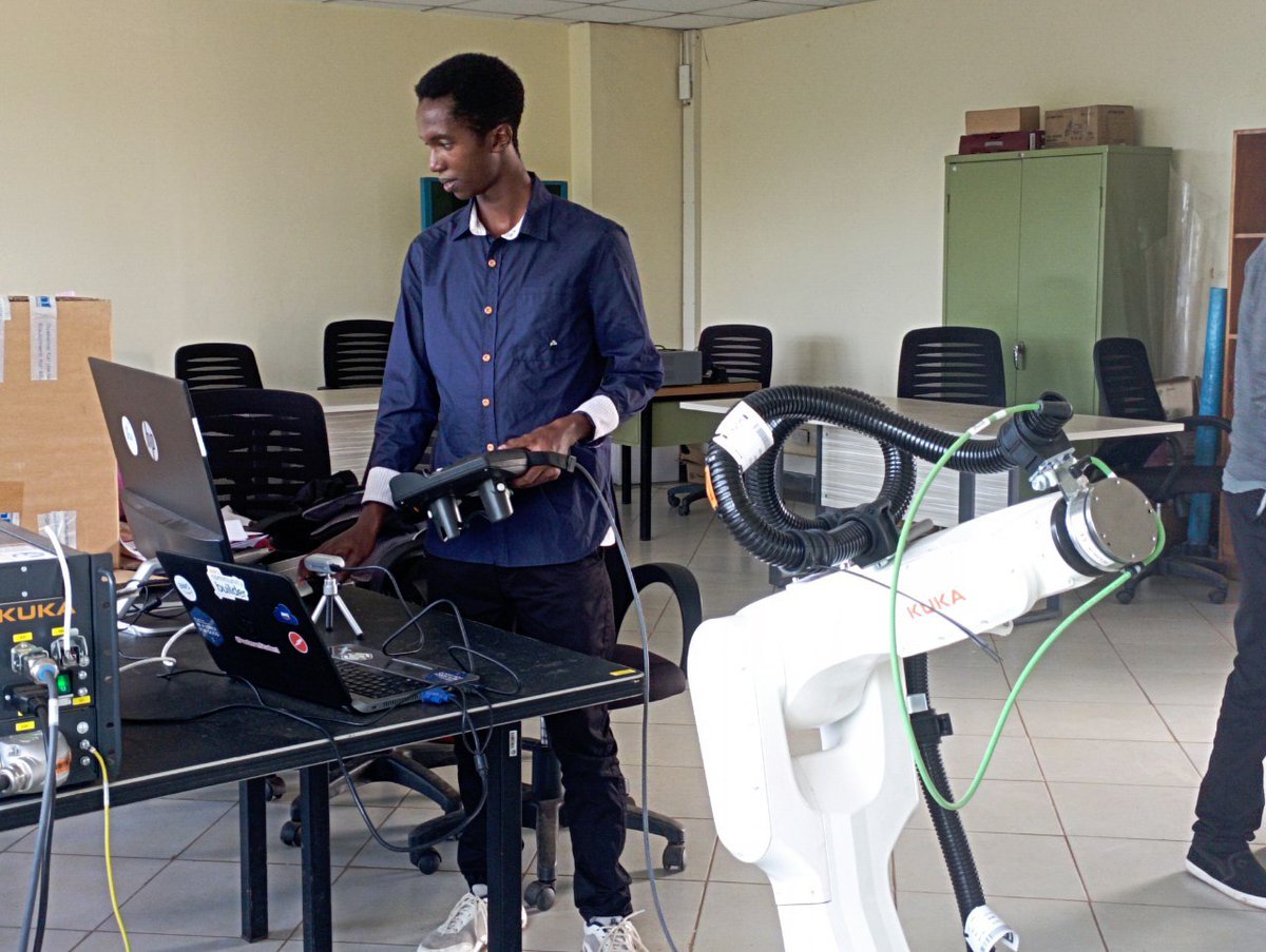 codewithlenny's tweet image. 🖐 Picking up objects and interacting with objects using our hands is a feat we take for granted because it&apos;s second nature. But for robot arms, motion planning is an entire field of research!!!

#robotics #KUKA #kukarobot #kukarobotics #kuka #machinevision #ROS