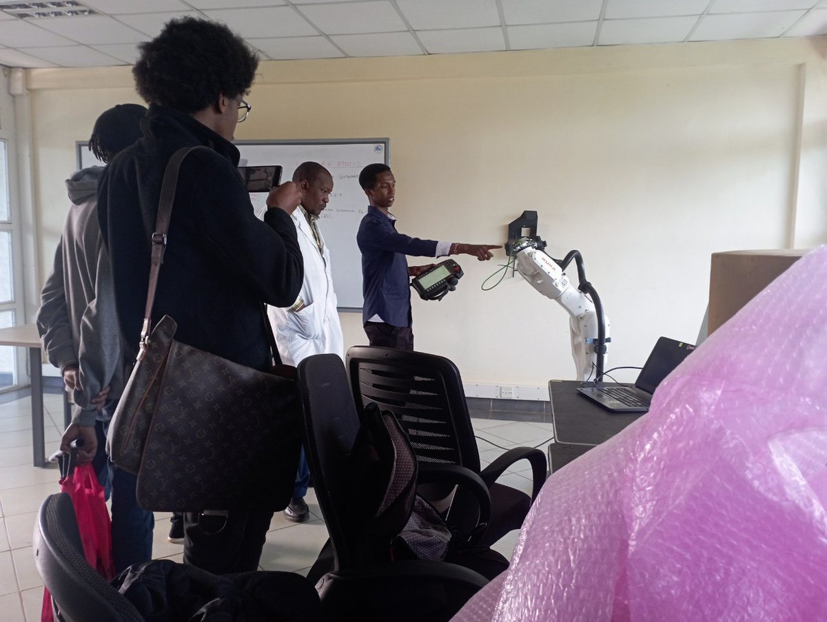 codewithlenny's tweet image. 🖐 Picking up objects and interacting with objects using our hands is a feat we take for granted because it&apos;s second nature. But for robot arms, motion planning is an entire field of research!!!

#robotics #KUKA #kukarobot #kukarobotics #kuka #machinevision #ROS