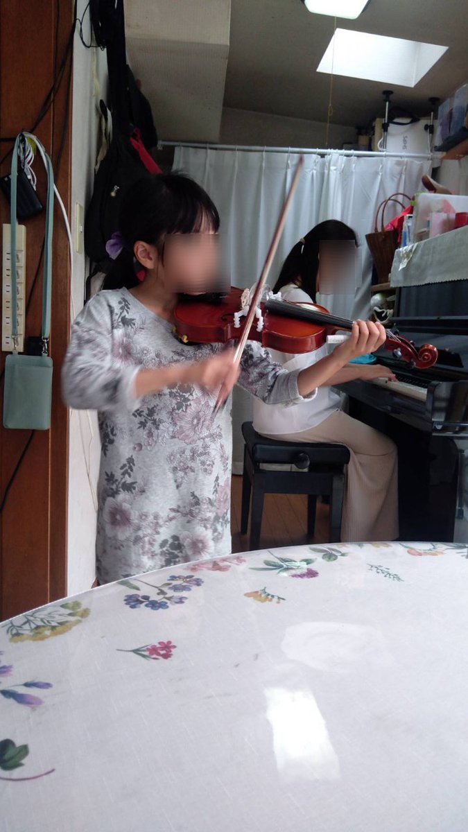 本日、娘はバイオリンレッスン。
小学校でやっていますが家でもレッスン。
始めたばかりですが、6月に発表会…頑張れ！