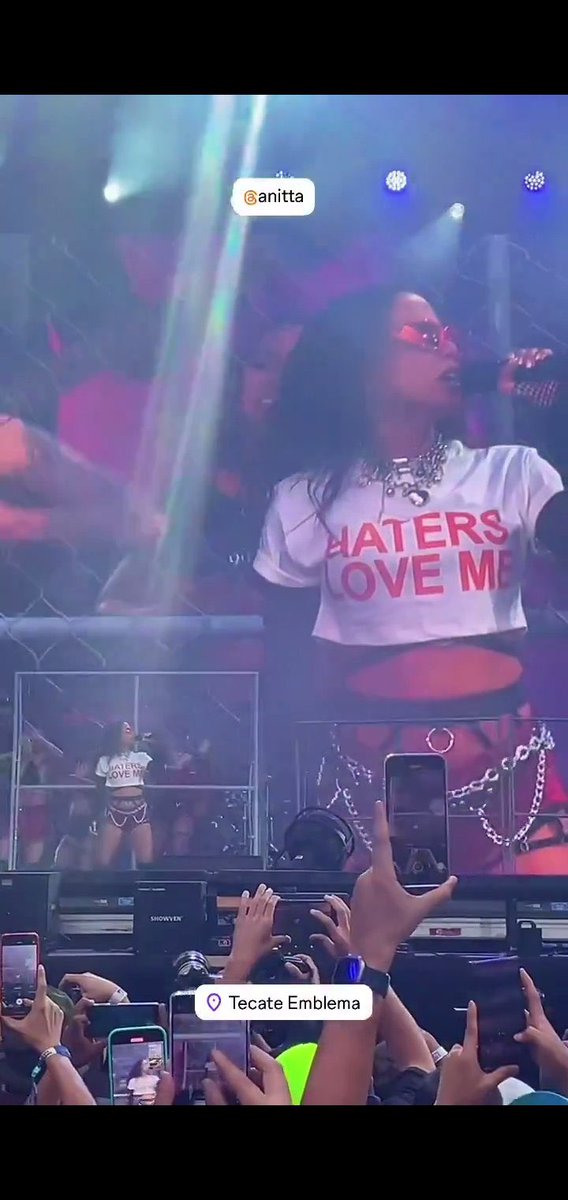 Simplemente Anitta com uma camisa escrita “HATERS LOVE ME”.

#Anitta #BaileFunkExperience #TecateEmblema