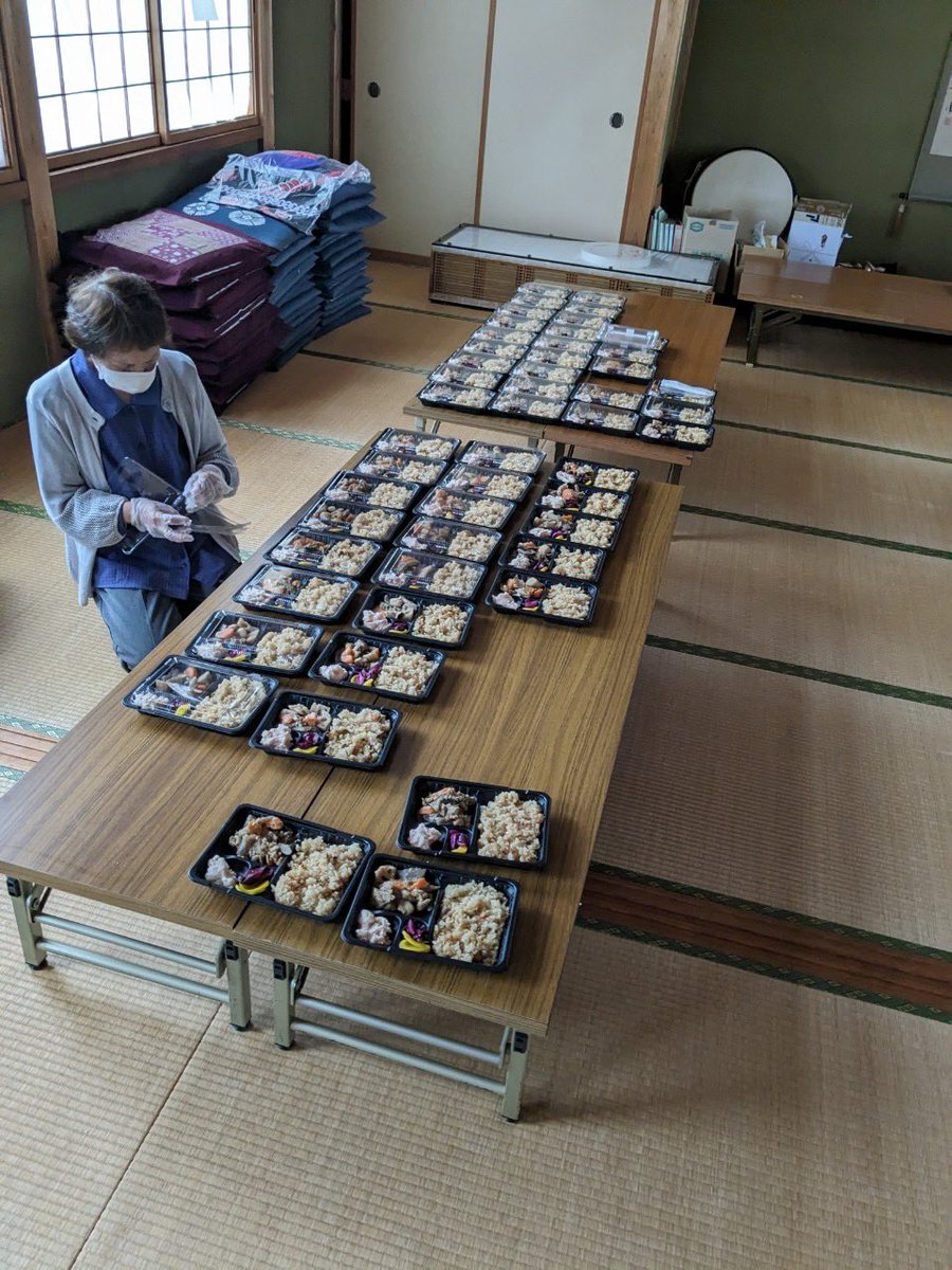 hongwanji247's tweet image. 5/16 能登町寺院近隣の集会所にて、福岡県筑紫女学園大学と共催の炊き出し活動を行いました。　#炊き出し　#ボランティア　#筑紫女学園大学