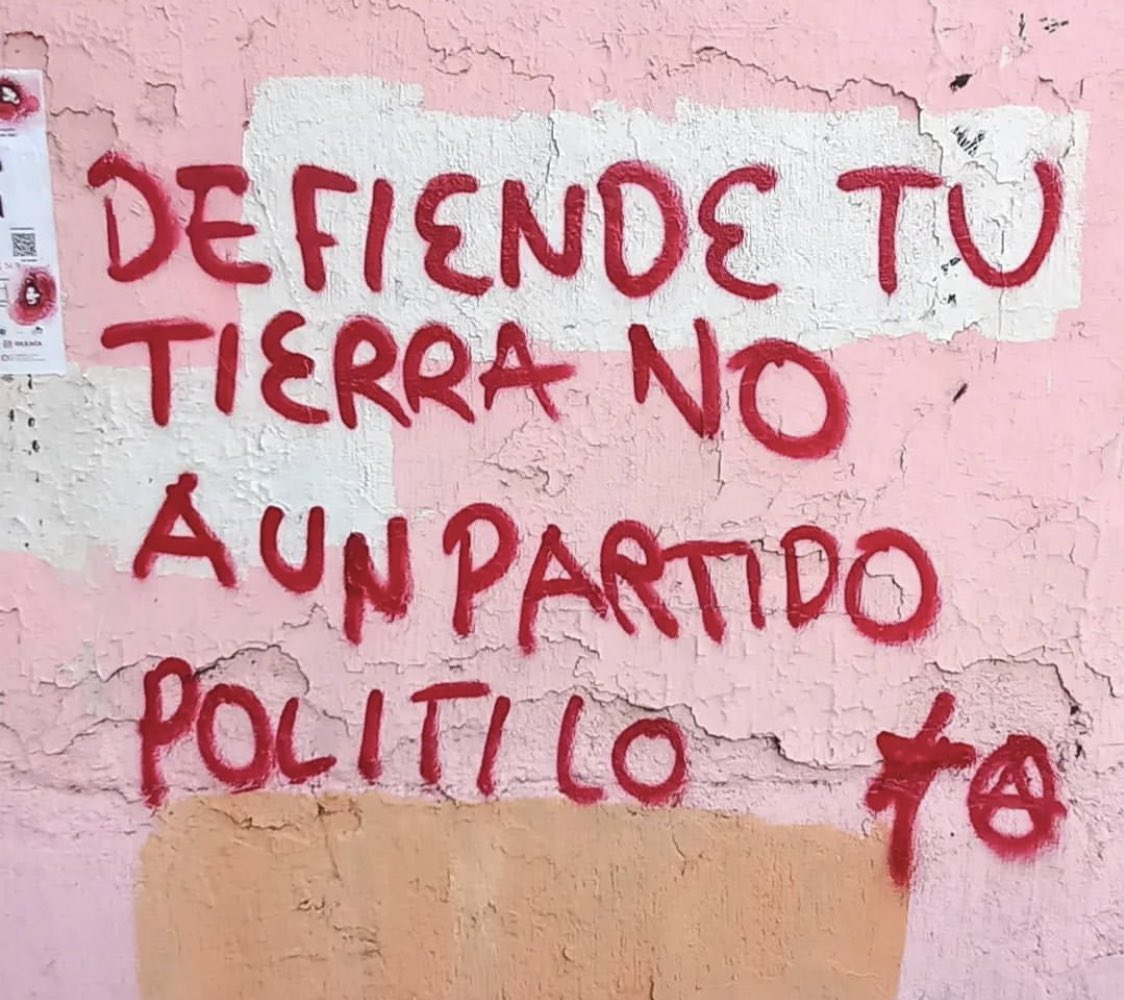 “Defend your land, not a political party” seen in Oaxaca, Mexico.🖤❤️✊🏿🔥📸IG:naarubioo, @Dgneracion, acordamosvivir.