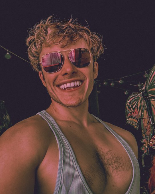 I love aviators https://t.co/AT7ldCcdqA