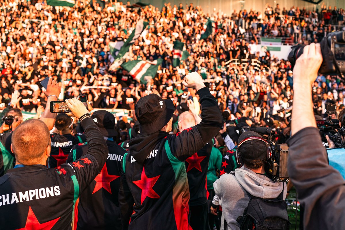 Ambiance de fête au Red Star. Le club de Saint-Ouen a célébré, avec ses supporters, son titre de champion de National et sa montée en Ligue 2 en s'imposant face à Épinal hier soir. Revivez ce moment de liesse ➡️ l.leparisien.fr/CuV5