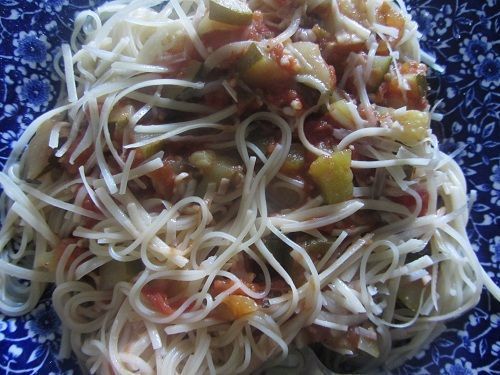 Vegetarian Spaghetti is a wonderful treat for the warmer weather when heavy meals aren't appealing. This recipe uses oven roasted peppers, zucchini, spinach, and fresh tomatoes! healthy-diet-habits.com/vegetarian-spa… #Pasta #Spaghetti #Vegetarian #VegetarianSpaghetti #Recipe #PastaRecipe