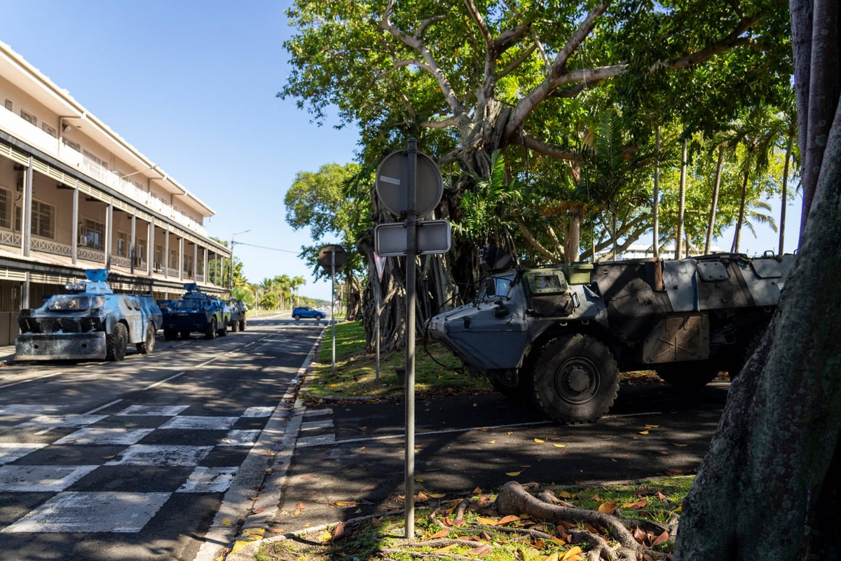 Émeutes en Nouvelle-Calédonie : 600 gendarmes ont été mobilisés par le ministre de l'Intérieur pour  « reprendre » la route de Nouméa à l'aéroport. Mais le retour au calme  ne se fera pas en un jour.

👉 c.bienpublic.com/faits-divers-j…