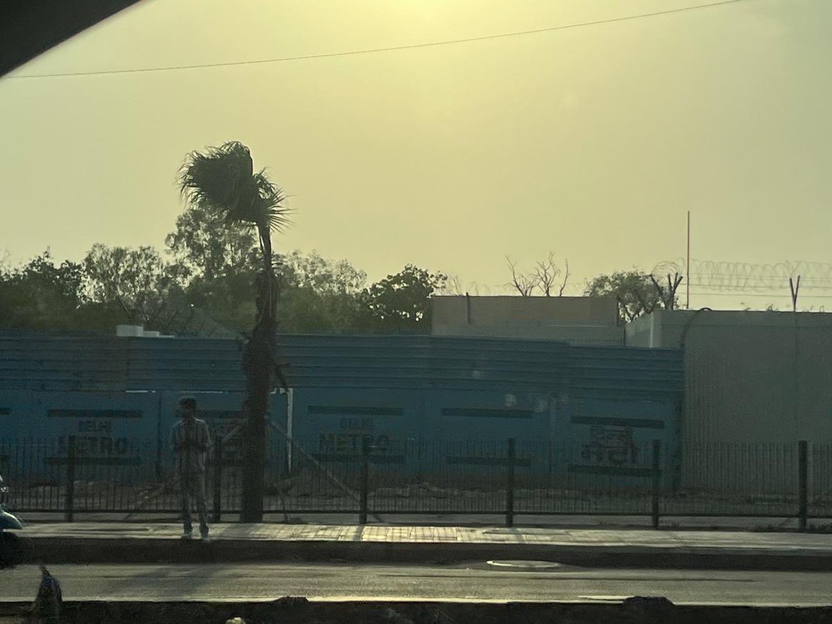 Bhavreen Kandhari (@bhavreenmk) on Twitter photo This is what we get in place of 14000 Trees cut for Metro Phase IV;
Palm Trees is the best that <a href="/OfficialDMRC/">Delhi Metro Rail Corporation</a> could offer🙄 This is what we get in place of 14000 Trees cut for Metro Phase IV;
Palm Trees is the best that <a href="/OfficialDMRC/">Delhi Metro Rail Corporation</a> could offer🙄