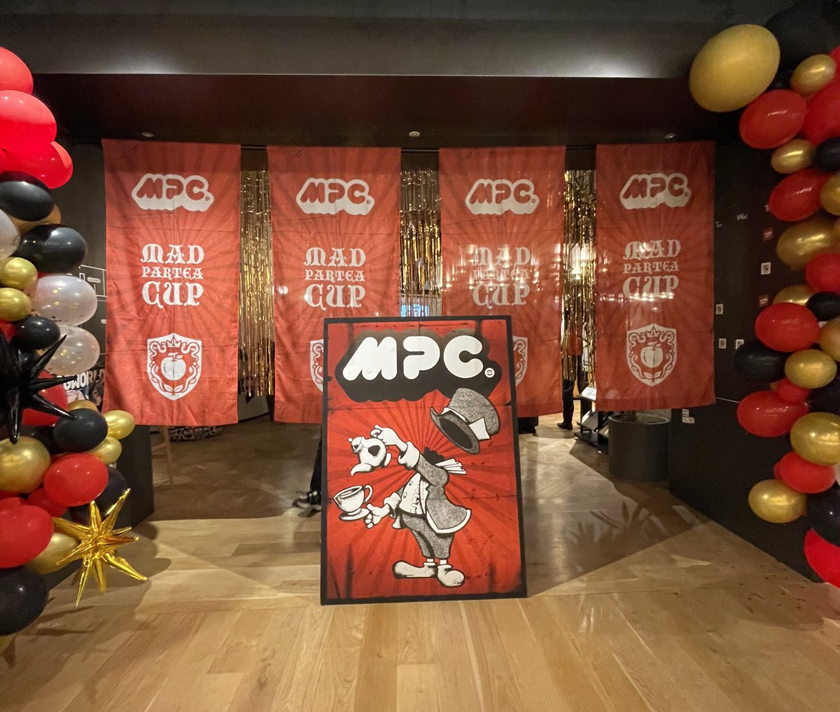 itsuki_aome's tweet photo. #MPCポケカ スタッフ参加！
メインの対戦に加えてガラポンにオリパといっぱい楽しんでもらえたから準備頑張って良かった〜！
予約いっぱいで食べられないと思ってたにしむーさんのフルサン、ご厚意でいただけてめっちゃ元気出ました🍍🥝
みんな1日ありがとう＆お疲れさまでした🙌 https://t.co/crcHciQ2Iy