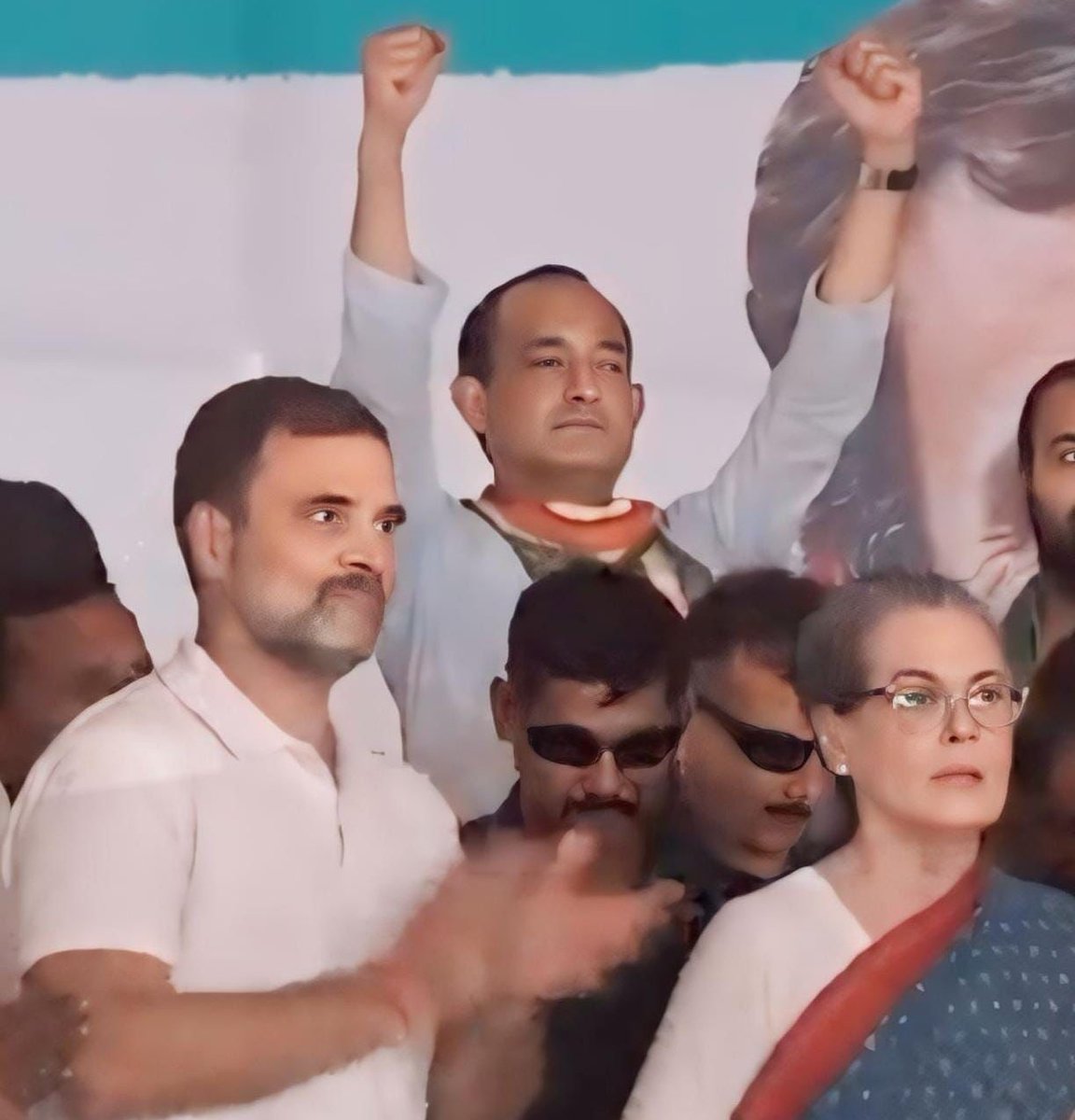 NadeemjavedINC's tweet photo. #रायबरेली की ऐतिहासिक रैली में मुझे देश की शीर्षस्थ नेत्री श्रीमती सोनिया गांधी जी, जननायक श्री @RahulGandhi जी और कांग्रेस महासचिव श्रीमती @PriyankaGandhi जी के नेतृत्व में इस ऐतिहासिक लम्हे का साक्षी बनने का अवसर मिला।

आज किसी मित्र ने यह तस्वीर साझा की। यह यादगार लम्हा, जिसमें श्रीमती सोनिया गांधी जी ने कहा- 

“मैं राहुल जी को आप लोगों और रायबरेली को समर्पित कर रही हूँ”

यह बेहद ही भावनात्मक पल हमेशा इतिहास के पन्नों में अमिट रहेगा।