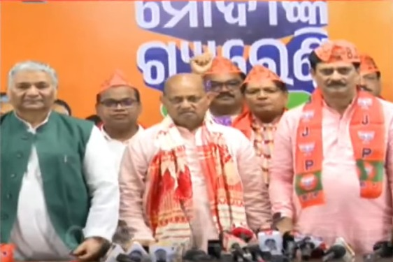otvkhabar's tweet photo. #ବିଜେପିରେ_ସମୀର_ଦାଶ
-ବିଜେପିରେ ମିଶିଲେ ନିମାପଡ଼ା ବିଧାୟକ ସମୀର ଦାଶ
-ବିଜେଡି ଛାଡ଼ି ବିଜେପିରେ ମିଶିଲେ ସମୀର ଦାଶ
-ନିମାପଡ଼ା ବିଧାୟକ ତଥା ପୂର୍ବତନ ମନ୍ତ୍ରୀ ସମୀର ଦାଶ
-ବିଜୟପାଲ ସିଂ ତୋମାର, ମନମୋହନ ସାମଲଙ୍କ ଉପସ୍ଥିତିରେ ମିଶିଲେ
#SamirDash #BJP #OTV https://t.co/lR8uF4ZGyS
