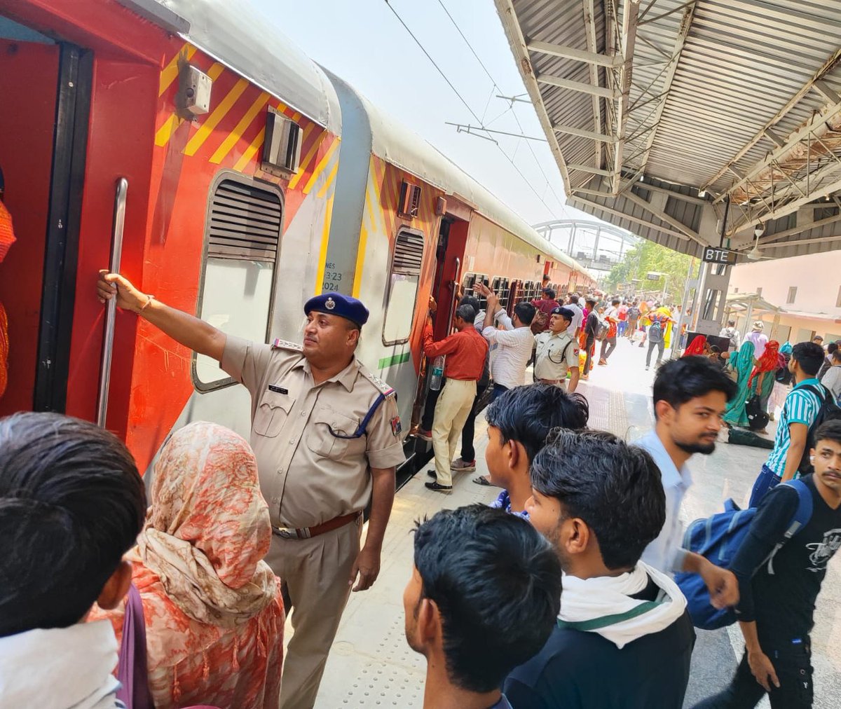 ग्रीष्म कालीन में अतिरिक्त भीड़ के चलते कोटा मंडल के भरतपुर जंक्शन स्टेशन पर सुविधाओं हेतू विशेष इंतजाम किये गये हैं , रेल सुरक्षा बल द्वारा रेल यात्रियों को समुचित जानकारी व सहायता प्रदान की जा रही है l