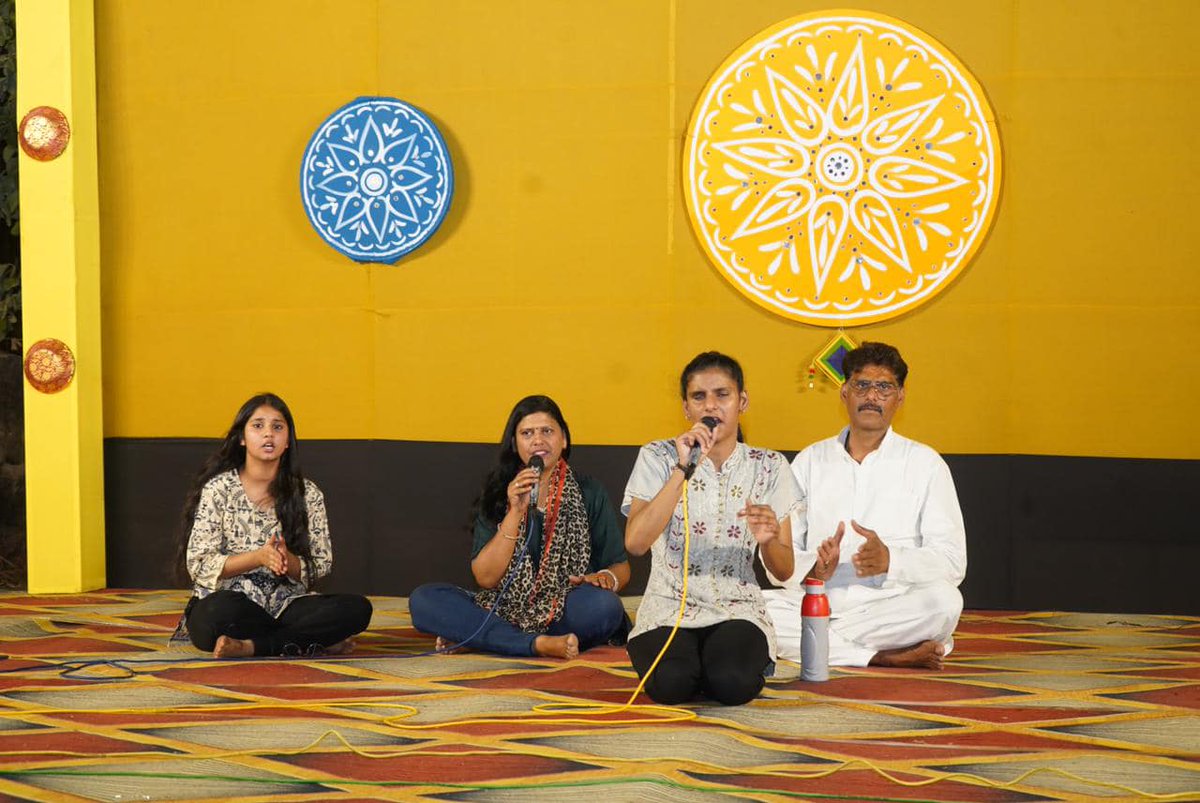 सांस्कृतिक कार्यक्रम में सम्मलित होते भक्तगण... #bageshwardhamsarkar #bageshwardham #urjasanchaysamagam