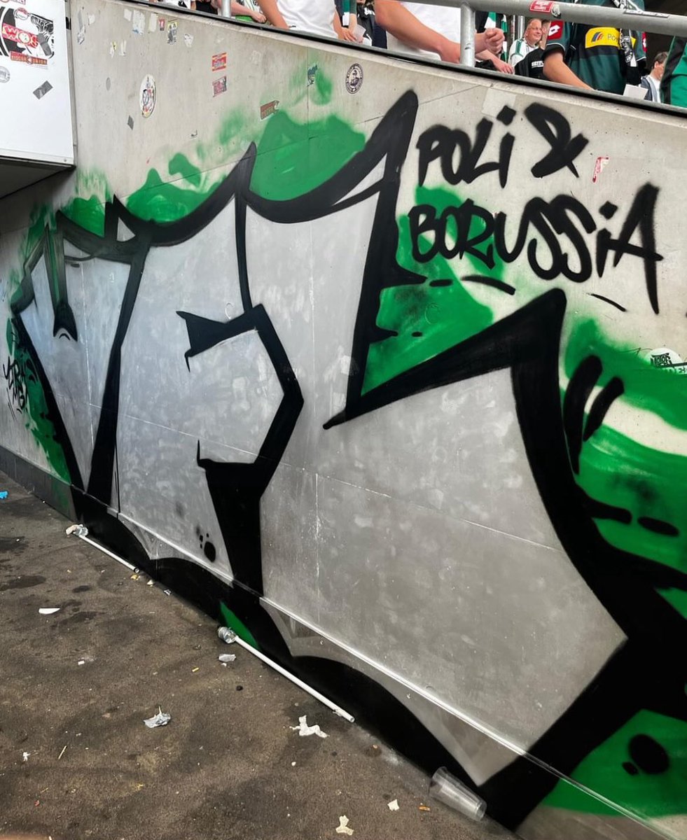 📸: ig: schwarzwaldfohlen

Gösteblock in #Stuttgart verschönert ⚫️⚪️🟢 #VFBBMG