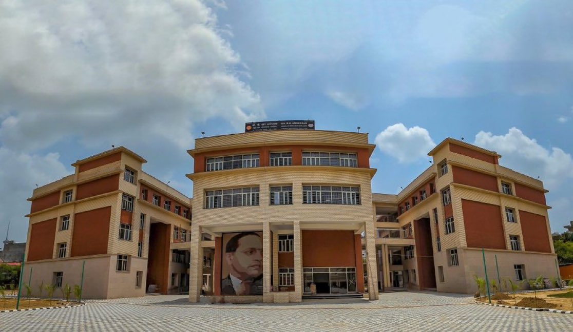 No, This is not a Political Party Head  Office.

This is a Govt School by @ArvindKejriwal Govt at Kohat Enclave, Pitampura.