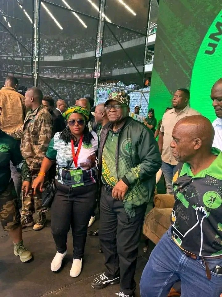 Is that her?
Zuma at Orlando Stadium said he was fighting thieves rather than sitting at home and enjoying his retirement with grandkids. The man,alleged Nkalakatha of thieves, is telling lies!